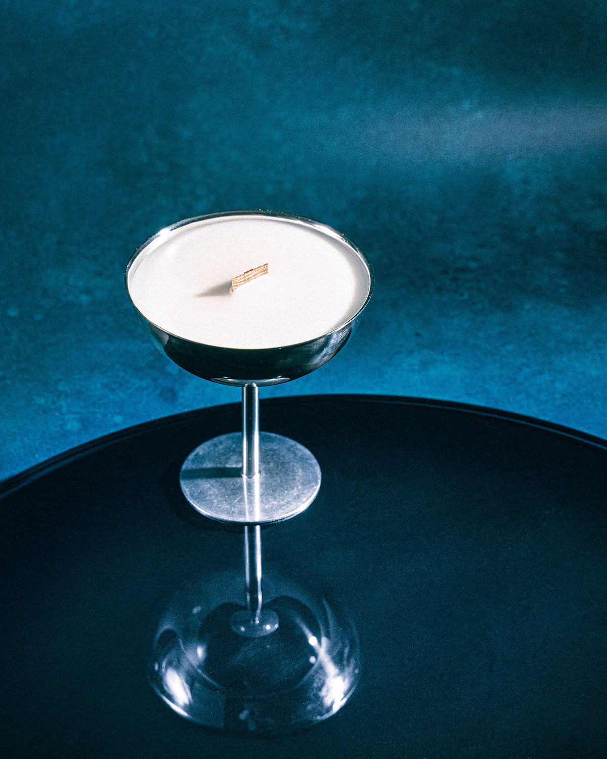 Top view of the Célébration candle: white coconut wax and wooden wick in a polished metal champagne coupe